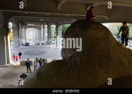 Die Fremont Troll unter der Brücke der Aurora in Seattle, WA. Stockfoto