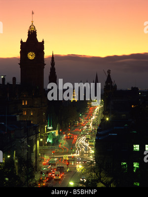 Luftaufnahme über Princes Street in der Abenddämmerung, einschließlich das Silhouette Waverley Hotel Clock Tower, Edinburgh, Lothian, Schottland, Vereinigtes Königreich Stockfoto