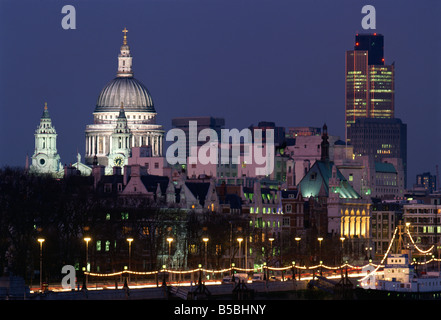 Skyline der Stadt, einschließlich St. Paul Kathedrale und der NatWest Tower aus über die Themse bei Dämmerung, London, England, UK Stockfoto