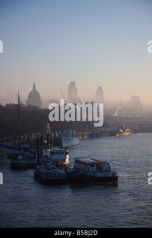 Am frühen Morgennebel hängt über St. Pauls und die City of London Skyline, London, England, Europa Stockfoto