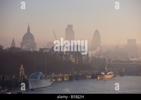 Am frühen Morgennebel hängt über St. Pauls und die City of London Skyline, London, England, Europa Stockfoto