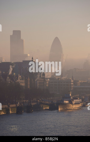 Am frühen Morgennebel hängt über die Skyline der City of London, London, England, Europa Stockfoto