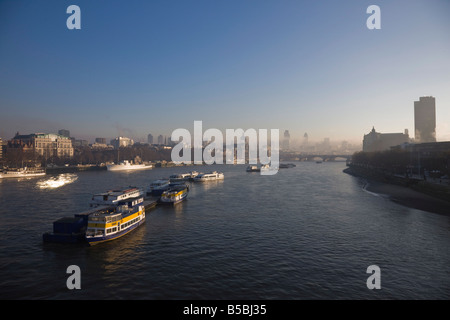 Am frühen Morgennebel hängt über die Skyline der City of London, London, England, Europa Stockfoto