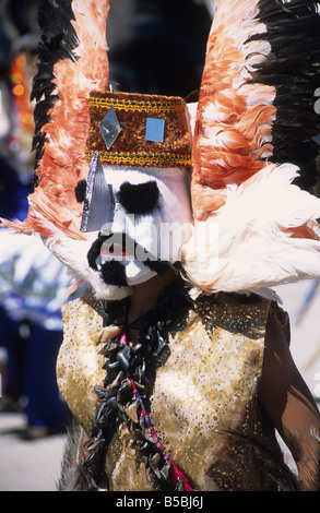 Maskierte Tobas-Tänzerin mit Flamingoflügel-Kopfkleid, CH'utillos-Festival, Potosi, Bolivien Stockfoto