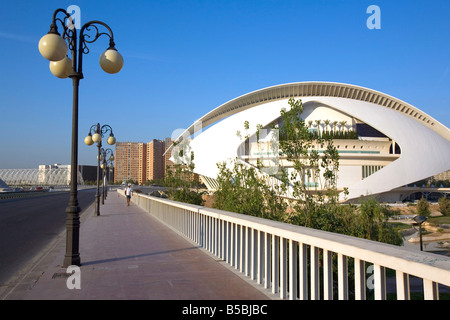 El Palau de Les Arts Reina Sofia (Reina Sofia Palast der Künste) und Monteolivete-Brücke, Stadt der Künste und Wissenschaften, Valencia, Spanien Stockfoto