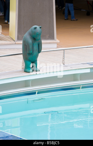 Statue eines Eisbären steht neben Schwimmbad auf Celebrity Cruise Lines Infinity Segeln nach Alaska Stockfoto