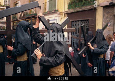 Büßer tragen Kreuze in Prozession Karwoche Semana Santa Sevilla Andalusien Sapin Europa Stockfoto