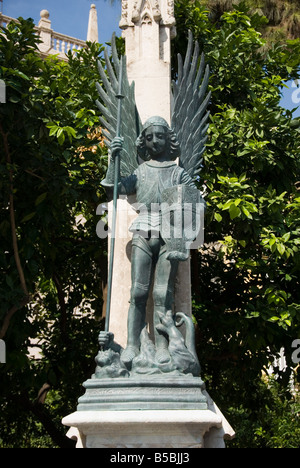 Bronze-Statue auf der Gartenmauer des Palacio De La Generalitat im historischen Stadtzentrum von Valencia, Spanien Stockfoto