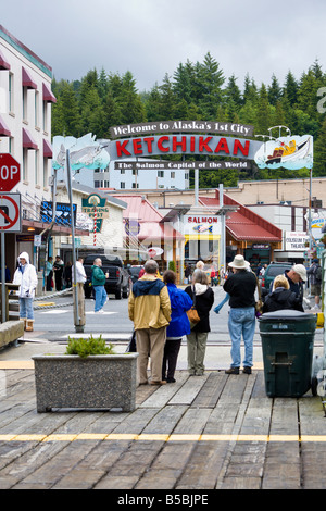 Touristen fotografieren Schild mit der Aufschrift willkommen Alaskas 1. Stadt - Ketchikan - Lachse-Hauptstadt der Welt Stockfoto