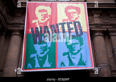 Andy Warhol Stil Banner mit das Gesicht des gesuchten Mob boss Matteo Messina Denaro hängen vom Fenster Bellini Theater Stockfoto