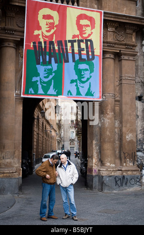 Andy Warhol Stil Banner mit das Gesicht des gesuchten Mob boss Matteo Messina Denaro hängen vom Fenster Bellini Theater Stockfoto