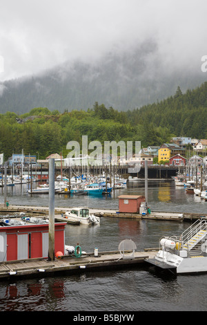 Nebel rollt sich im Yachthafen in Ketchikan Alaska Stockfoto