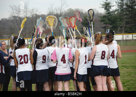 High School Mädchen Lacrosse-Team bereitet sich auf ein Spiel in Bowie, Maryland Stockfoto