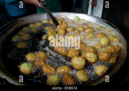 Taamiya oder Falafel Kugeln in eine große Schüssel mit kochendem Öl bei einem ägyptischen Restaurant in Kairo Fried. Ägypten Stockfoto