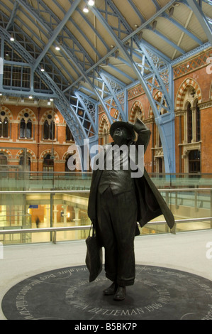 Eine Statue des Schriftstellers und Retter des St. Pancras Station, Sir John Betjeman, im neu renovierten Station, London, England, UK Stockfoto