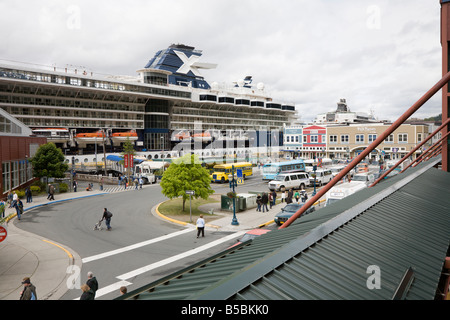 Tour-Bus und Shuttle-vans Line-up, Kreuzfahrt-Passagiere bis hin zu Ausflügen in Juneau, Alaska zu tragen Stockfoto