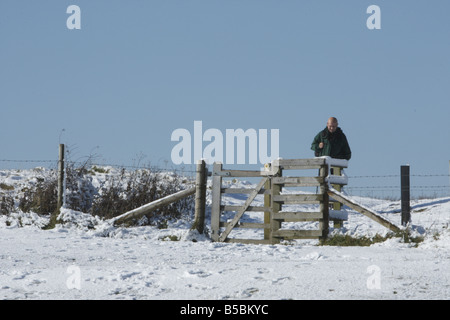 Rambler zu Fuß entlang der Icknield Way im Schnee Stockfoto