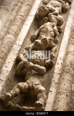 Detail aus Stein geschnitzt Figuren rund um das Tor von La Lonja De La Seda formell eine Warenbörse Valencia, Spanien Stockfoto