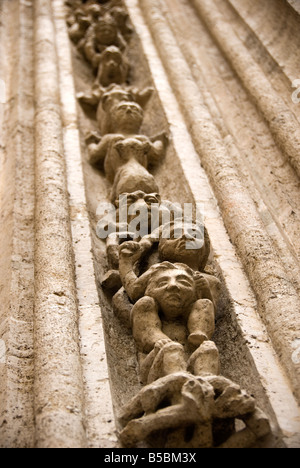 Detail aus Stein geschnitzt Figuren rund um das Tor von La Lonja De La Seda formell eine Warenbörse Valencia, Spanien Stockfoto