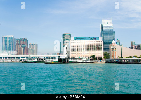 Star Ferry Terminal mit dem Uhrturm, Victoria Harbour, Kowloon, Hong Kong Stockfoto