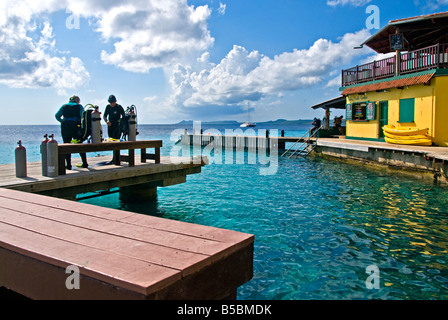 Taucher immer ausgestattet bis auf dock am Buddy Dive Bonaire in der Karibik Stockfoto