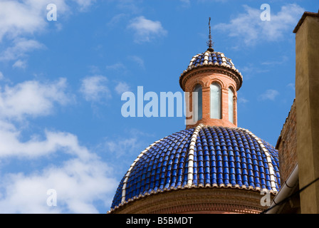 Blaue Keramik gefliest Kirchenkuppel in der historischen Altstadt von El Carmen in Valencia, Spanien Stockfoto