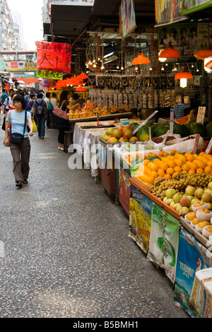 Stände mit frischem Obst in Street Market, Mong Kok, Hong Kong Stockfoto