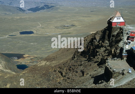 Der alte Skihütte auf Mt. Chacaltaya, Altiplano und La Paz in Ferne, Cordillera Real, Bolivien Stockfoto