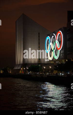 Die Olympischen Ringe leuchtet am Hong Kong Museum of Art Stockfoto