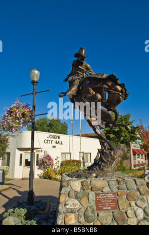 Bronzeskulptur Attitude Adjustment von Austin Barton vor dem Rathaus in Joseph Oregon Stockfoto