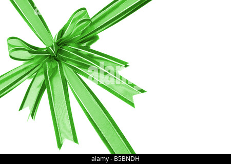 Grüne Zierschleife Band am weißen reflektierenden Hintergrund mit Textfreiraum Stockfoto