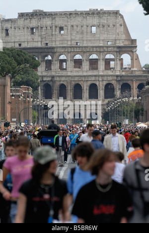 Rom Italien Fußgänger Füllung der via dei Fori Imperiali an einem Null Verkehr im Zentrum von Rom Stockfoto