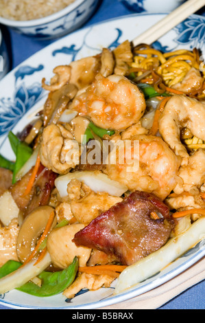 zehn chinesische Lebensmittelzutat Pfanne gebratenen Nudeln Garnelen Schweinefleisch Huhn Krabbe Hummer Gemüse im chinesischen restaurant Stockfoto