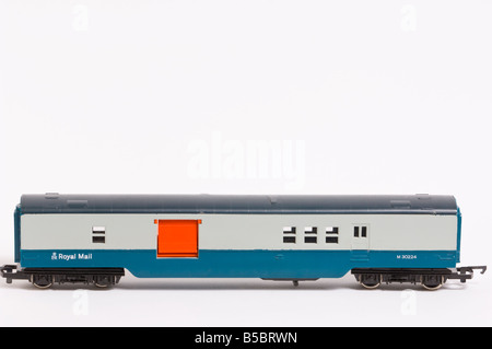 Nahaufnahme von Hornby-Elektro-Modell Royal Mail Wagen erschossen vor einem weißen Hintergrund (Ausschneiden) in einem Studio zu trainieren Stockfoto