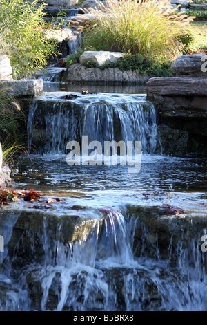 Der Wasserfall Garten im Chalet am See-Hotel am Table Rock Lake hinter dem Damm in Branson Missouri Stockfoto