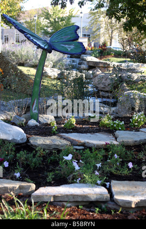 Ein Wasserfall und Garten im Chalet am See-Hotel am Table Rock Lake hinter dem Damm in Branson Missouri Stockfoto