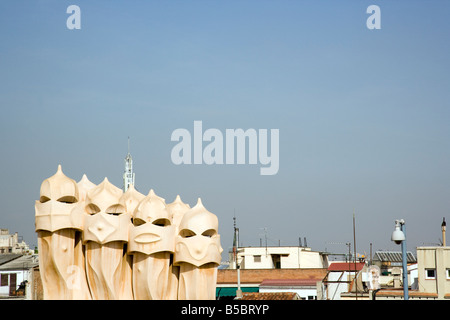 Das Wahrzeichen von Antoni Gaudi, die Schornsteine von Casa Mila La Pedrera Barcelona Katalonien Spanien Stockfoto