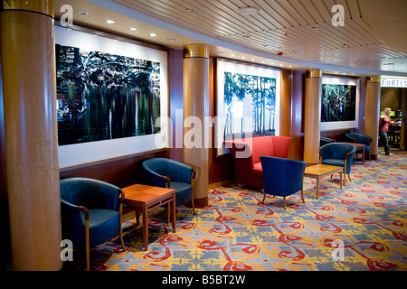 Innenraum des Kreuzfahrtschiffes Celebrity Cruise Lines Infinity elegant dekoriert mit großen Fotoabzüge Stockfoto