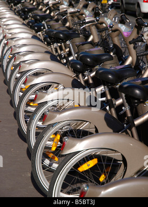 Velib Freiheit Fahrräder im Hotel de Ville Paris. Das Schema wird von Mairie de Paris unterstützt. Stockfoto