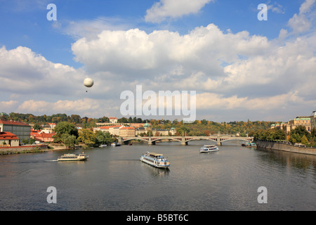 Vltava (Moldau) und Stadt Panorama von Charles Bridge Prag Tschechien gesehen Stockfoto