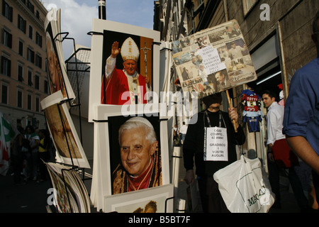 Papst-Postkarten auf Stand draußen Geschenkeladen in Rom Stockfoto