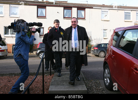 SNP-Kandidat in Glenrothes durch Wahl Peter Grant Kampagnen in Methil mit Ministerpräsident Alex Salmond Stockfoto