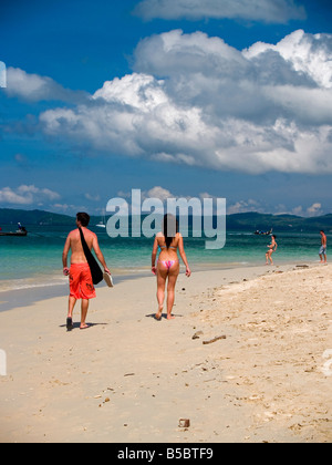 Touristen-paar zu Fuß auf Phra Nang Beach in Krabi Thailand Stockfoto