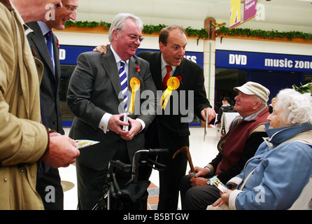 Liberal Democrats Kandidat in Glenrothes durch Wahl Harry Wills Zentrum mit Tavish Scott verließ und Simon Hughes Stockfoto