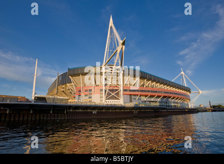 MILLENNIUM STADIUM ON BANK VON FLUß TAFF, CARDIFF, SÜDWALES Stockfoto