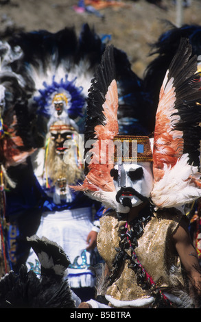 Maskierte Tobas-Tänzerin mit Flamingo-Flügelkopfkleid, CH'utillos-Festival, Potosi, Bolivien Stockfoto