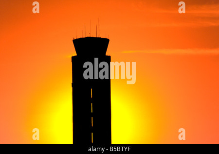 Sonnenuntergang hinter FlughafenKontrollturm, Orlando International Airport Stockfoto