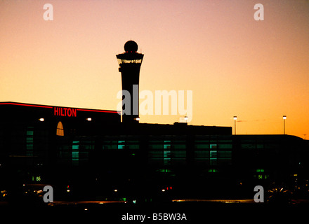 Verkehrsflugzeug parkte am Terminal, Ohare International Airport, Kontrollturm, Chicago Illinois Stockfoto