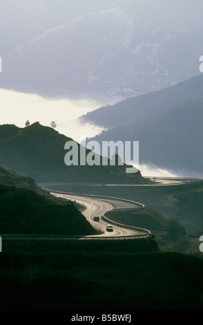 Kurvenreiche Bergstrasse durch den nebligen Morgen in den Pyrenäen, Frankreich Stockfoto