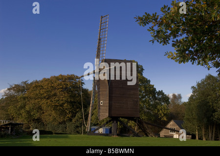 Grad II aufgeführten Nutley Windmühle auf Ashdown Forest – einer der wenigen offenen Bock Post Mühlen, die im Vereinigten Königreich zu überleben Stockfoto